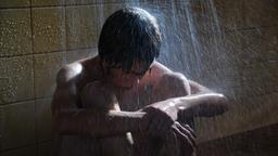 Die Auserwählten: Der verzweifelte Frank (Leon Seidel) kauert unter der Dusche.