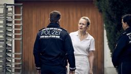 Die beiden Polizist:innen haben die schwierige Aufgabe, Jenni (Anja Schneider) vom Tod ihrer Tochter zu informieren.