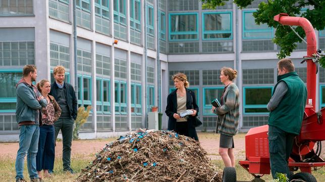 Die Eltern der Bonusfamilie sprechen mit der Schule uber den "Häckslervorfall". Von links: Martin (Steve Windolf), Lisa (Inez B. David), Patrick (Lucas Prisor), Katja (Anna Schäfer) und Schuldirektorin (Anja Karamanski).