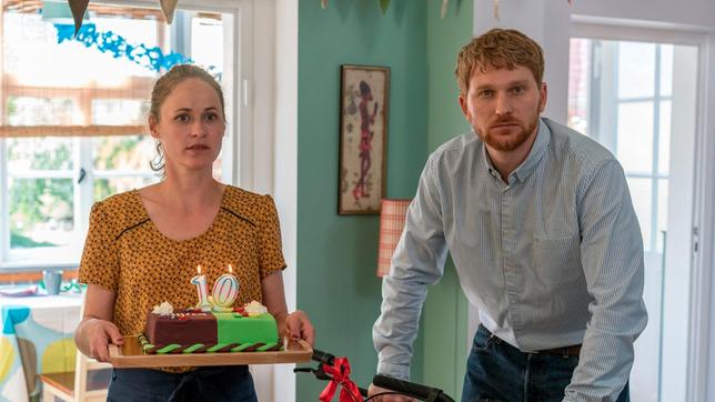 Bild: BR/good friends Filmproduktion/MDR/SWR/Oliver Vaccaro Die Familie konfrontiert Lisa (Inez B. David) und Patrick (Lucas Prisor) mit dem positiven Schwangerschaftstest.