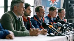 Die Pressekonferenz mit  Breitsamer (Marcus Mittermeier, 2. von links), Stefan Gerner (Philip Birnstiel, 3. von links) und Bertram Erhardt (Maximilian Brückner, 3. von rechts).