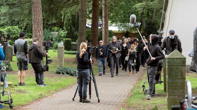 Bild: NDR/Thorsten Jander Dreharbeiten auf dem Ohlsdorfer Friedhof: Hier kommt es zum Showdown.