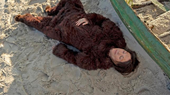 Bild: ARD Degeto/Conny Klein Ebba (Iris Berben) ist am Strand eingeschlafen