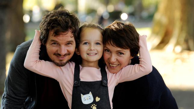 Ein Bild aus glücklicheren Tagen: Tom (Felix Klare), Anni (Lisa Marie Trense) und Julia (Julia Koschitz) als glückliche Familie.
