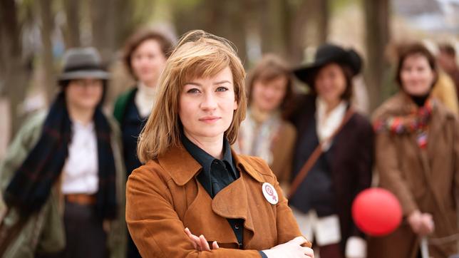 Bild: rbb/Alexander Fischerkoesen Eine der einflussreichsten Journalistinnen und Feministinnen wird 80: Alice Schwarzer. Aus diesem Anlass zeigt Das Erste am Mittwoch, dem 30. November, ab 20.15 Uhr den Fernsehfilm „Alice“ in zwei Teilen mit Nina Gummich in der Titelrolle. Nach dem Drehbuch von Daniel Nocke und Silke Steiner und unter der Regie von Nicole Weegmann erzählt der Zweiteiler vom Leben der jungen Alice Schwarzer, ihrer Zeit im Paris der 1960er Jahre bis hin zur Gründung der Zeitschrift „Emma“. - Nina Gummich als Alice Schwarzer