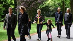 Eine Familie, für die sich viel ändern wird (Florian Panzner, Maren Egger, Lola Klamproth, Stephan Kampwirth, Matthias Habich).