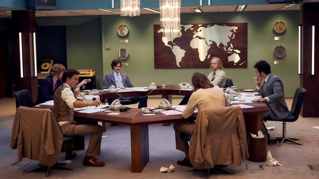 Bild: WDR/Frank Dicks Eine Truppe wild zockender Broker: Die "Goldjungs" um Mick Sommer (Tim Oliver Schultz, links) im Handelsraum der Herstatt-Bank.