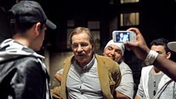 Einen Spaß machen sich die Jugendlichen über Peter Jordans (Götz George) angsterfülltes Gesicht und halten es auf dem Handy fest.