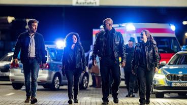 Eingespieltes Team: Den letzten Einsatz der Nachtschicht haben Piet Wellbrook (Peter Fieseler), Harry Möller (Maria Ketikidou), Lukas Petersen (Patrick Abozen) und Nina Sieveking (Wanda Perdelwitz) erfolgreich gemeistert.