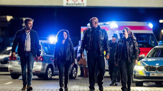 Bild: NDR/Thorsten Jander Eingespieltes Team: Den letzten Einsatz der Nachtschicht haben Piet Wellbrook (Peter Fieseler), Harry Möller (Maria Ketikidou), Lukas Petersen (Patrick Abozen) und Nina Sieveking (Wanda Perdelwitz) erfolgreich gemeistert.