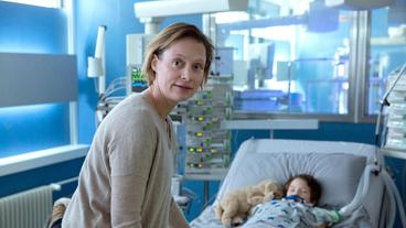 Esther Baumann (Katharina Schubert) am Bett ihres Sohnes Hannes Baumann (Mikke Rasch). Ein angebliches Zucken seines Fuß lässt sie wieder hoffen.