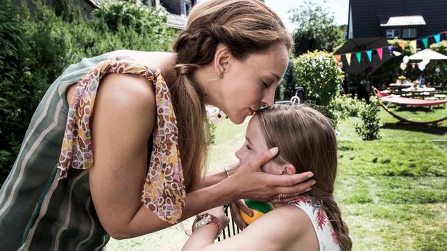 Bild: HR/Bettina Müller Eva Sanders (Petra Schmidt-Schaller) und Tochter Lena (Momo Beier).