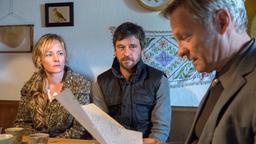 Filialleiter Böhmer (Christian Heller) macht Inge (Silke Bodenbender) und Ludwig (Peter Schneider) klar, dass ihr Kredit gekündigt werden wird, wenn die Raten nicht pünktlicher gezahlt werden.