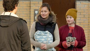 Frank Baumann (Carlo Ljubek), Esther Baumann (Katharina Marie Schubert) und Tina Baumann (Sarah Mahita) stehen vor Esthers Haus. Sie bittet ihn mit reinzukommen.