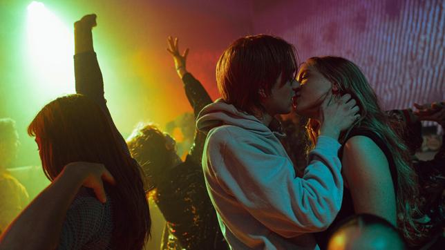 Franz (Laurids Schürmann) und Zoe (Lena Klenke) küssen sich im Club. 