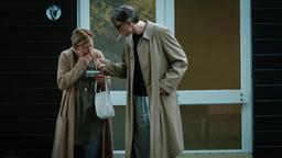 Für Lothar (Jens Harzer) werden die Momente und Gespräche mit Rosa (Corinna Harfouch) in der Raucherecke des Hospiz immer wichtiger.