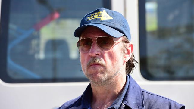 Bild: ARTE/BR/TV60 Filmproduktion GmbH/Jürgen Olczyk Volker Feldmann (Bjarne Mädel) arbeitet als Paketzusteller.