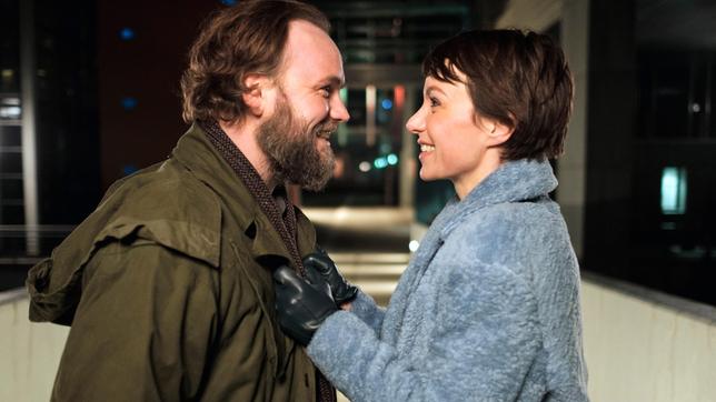 Bild: BR/ORF/Mona Film/Tivoli Film/Petro Domenigg Gerold Plassek (Thomas Stipsits) und Rebecca Fessler (Julia Koschitz) auf dem Heimweg von ihrer ersten Verabredung. Weiteres Bildmaterial finden Sie unter www.br-foto.de