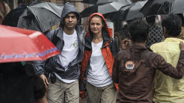 Katrin Kompalla (Luise Heyer) und Kiran Chitre (Arfi Lamba) in den Slums von Mumbai.