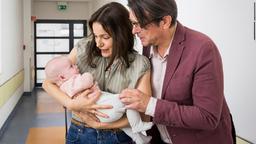 Glücklich nehmen Katrin (Nicolette Krebitz) und Philipp (Hary Prinz) ihre Tochter wieder in den Arm.