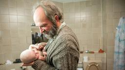 Glückskind: Hans Scholz (Herbert Knaup) hat ein Baby mit sich genommen. Er kümmert sich liebevoll darum.