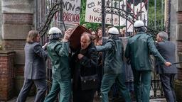 Golo Mann (Edgar Selge, m) trifft beim Verlassen der Villa Hügel auf Demonstranten, die gegen den Krupp-Deal mit dem Iran protestieren.