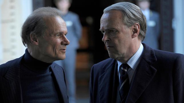 Bild: WDR/Bernd Spauke Golo Mann (Edgar Selge, l) und Berthold Beitz (Sven-Eric Bechtolf, r) treffen sich ab 1974 immer wieder zu Gesprächen über die geplante Biografie von Alfried Krupp von Bohlen und Halbach.