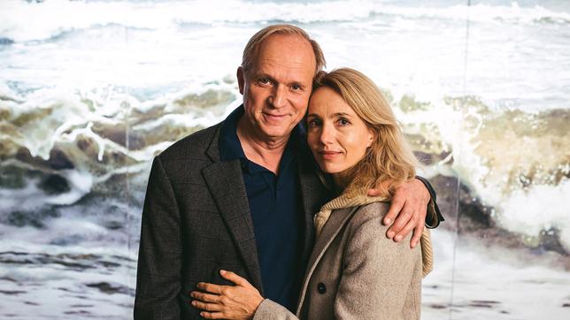 Bild: WDR/KJ Entertainment/Lukas Salna Große Liebe, die aber mit einem schweren Verlust lernen muss umzugehen - mit dem Tod der Tochter: Sonja Wintersperger (Ursina Lardi) und Thomas Wintersperger (Ulrich Tukur).