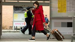 Hanne (Iris Berben) auf dem Weg zur Routine-OP