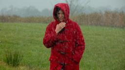 Hanne (Iris Berben) marschiert durch ein Unwetter.