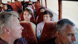 Im Bus unterwegs: Stefan (Jörg Schüttauf, l) mit seinen Söhnen David (Leonard Scheicher, M) und Jakob (Leonard Carow)