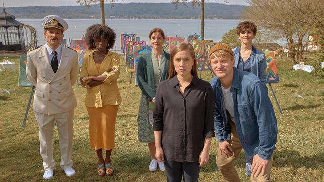 Bild: SWR/Dominik Hatt Im Familienverbund von Maren (Ulrike C. Tscharre, hinten Mitte), Leo (Christina Hecke, hinten links), Mattes (Lucas Prisor, vorne rechts), Torsten (Torben Liebrecht, ganz links) und Lissai (Ivy Quainoo) ist Judith (Anne-Marie Lux, vorne) das neueste Mitglied, eine Überraschung.