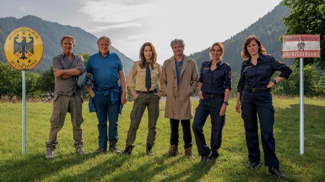 Bild: ARD/Thomas Neumeier Im Neujahrsprogramm zeigt Das Erste den Fernsehfilm „Hubert ohne Staller: Dem Himmel ganz nah“, am Mittwoch, 3. Januar 2024, um 20:15 Uhr. Es ist die vierte 90-minütige Fernsehauskopplung der erfolgreichen Vorabendserie. Die beliebten Polizisten aus Wolfratshausen, Hubert und Girwidz, ermitteln in dünner Alpenluft und lassen dabei kaum ein Fettnäpfchen aus. Im Bild v.l.n.r. Franz Hubert (Christian Tramitz), Reimund Girwidz (Michael Brandner), Sabine Kaiser (Katharina Müller-Elmau), David Pichler (Alfred Dorfer), Susanne Gabler (Doris Schretzmayer), Franziska Haas (Marlene Morreis)