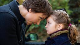 Immer wieder redet Julia (Julia Koschitz) ihrer Tochter Anni (Lisa Marie Trense) gut zu, den Vater scheinbar verteidigend.