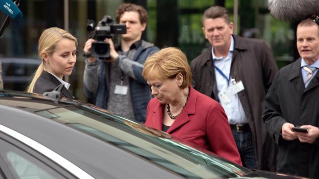 Bild: rbb/carte blanche/Volker Roloff Imogen Kogge (Mitte) als Angela Merkel.