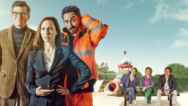 Bild: ARD/BR/ORF/WDR/die film gmbh In der sechsteiligen Familienserie "Die Glücksspieler" spielen Katharina Schüttler (Rolle: Ines Schickling), Lena Dörrie (Rolle: Simone Eder-Lipp), Eko Fresh (Rolle: Firat Bozoklu), Sergej Moya (Rolle: Max Niemitz), Karolina Lodyga (Rolle: Natascha Bozoklu) und Manuel Rubey (Jasper Lipp) drei Paare, die von einem großzügigen Herrn (Branko Samarovski), ein ungewöhnliches Angebot bekommen: Eine Million Euro und ein Jahr Zeit, um glücklich zu werden – egal, wie's läuft. Kann das gut gehen?