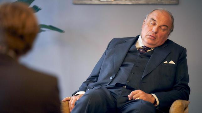 Bild: WDR/Frank Dicks Iwan D. Herstatt (Waldemar Kobus) leidet unter spontanen Schlafattacken aufgrund des Pickwick-Syndroms.