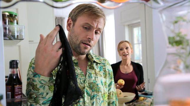 Bild: NDR/Mark Monheim Jan (Max Riemelt, links) findet Kompromittierendes in Mamas (Katja Flint, rechts) Kühlschrank.