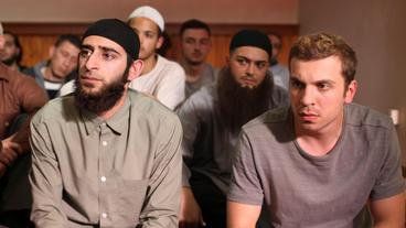Bild: SWR/Züli Aladag Jan (Edin Hasanovic) ist zum ersten Mal in der Moschee und lauscht, gemeinsam mit Gläubigen wie Burhan (Georg Paluza) auf die einpeitschenden Worte des Emirs.