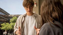 Jonas (Gustav Schmidt) fragt Anna (Emma Drogunova), ob sie noch etwas vor hat.