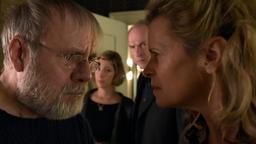 Joschi (Joachim Król) findet es unerträglich, dass Linda (Leslie Malton) sich als seine Wohltäterin ausgibt. (Im Hintergrund Brigitte Zeh als Franziska und Herbert Knaup als Fred.