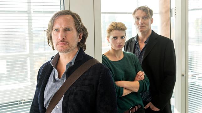 Bild: NDR/Marc Meyerbröker Journalist Jan Schulte (Benno Fürmann) mit Kollegin Britta (Jördis Triebel) und Chefredakteur Weishaupt (Oliver Masucci) im Büro des Herausgebers der REPUBLIK.