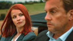 Julia Roland (Karoline Schuch) findet Gefallen an Martin (Sebastian Bezzel).
