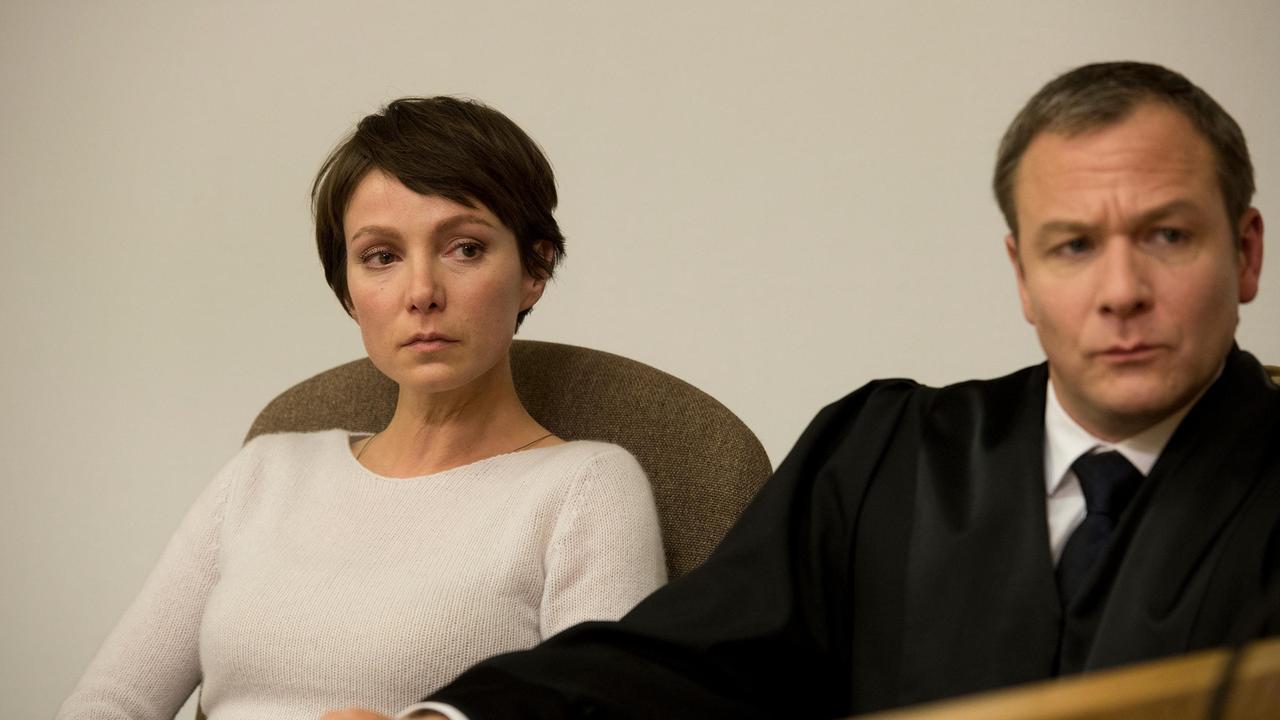 Julia (Julia Koschitz) und ihr Anwalt Markus Wolters (Jochen Hägele) wollen vor Gericht erreichen, dass Julia das alleinige Sorgerecht bekommt.