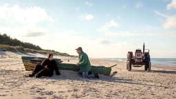 Karol (Dymitr Holówko) findet am Strand die schlafende Ebba (Iris Berben)