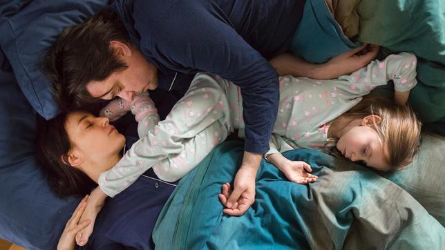 Katrin (Nicolette Krebitz) und Philipp (Hary Prinz) wachen am nächsten Morgen mit Julias Tochter Ella (Clara Veihelmann) im Bett auf.