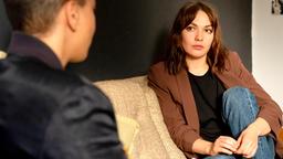 Kelly (Shari Asha Crosson) interviewt Anna (Emma Drogunova).
