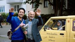 Khaled (Omar El-Saeidi, li.) und Aledrissi (Ramin Yazdani, re.) entdecken David im Laden. Im Auto Khaleds Schwester Ajna (Kristin Hunold).