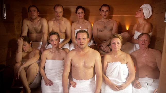 Bild: WDR/Bernd Spauke Körperliche Wellness hat sich inzwischen in unserer Gesellschaft etabliert und entsprechende Angebote gehören in jedem besseren Hotel zum guten Ton. Ein Wasserschloss in Nordrhein-Westfalen bietet als neue Geschäftsidee neben den obligatorischen Aufgüssen für den Körper auch ein Angebot für die Seele: Ein Wochenende mit professioneller Paartherapie. Fünf Paare mittleren Alters haben diese Frischzellenkur gebucht. Wie in Jan Georg Schüttes vielfach preisgekrönter Beziehungskomödie „Altersglühen – Speed Dating für Senioren“ agieren auch in der WDR-Produktion „Wellness für Paare“ die Schauspieler wieder ohne ausgearbeitetes Drehbuch lediglich auf der Basis von Figur-und Paarprofilen. Für das hochkarätig besetzte Schauspielensemble ist der Film zugleich ein Wagnis als auch ein Fest. Niemand weiß, welche Themen seine bessere Hälfte anschneidet, welche Fragen die Therapeuten Jörg Pannenbäcker, Martin Horn und Martha Nelle stellen, welche Beziehungsprobleme offenbart und behandelt werden könnten, kurz: wohin die Reise geht. - Das Wochenende gebucht haben die Paare: Anke Engelke(oben rechts)/Sebastian Blomberg (oben), Anneke Kim Sarnau (unten links)/Bjarne Mädel (oben links), Gabriela Maria Schmeide (unten) /Michael Wittenborn (unten rechts), Katharina Marie Schubert (oben Mitte)/Martin Brambach (oben) sowie Magdalena Boczarska (unten, 2.v.l./Devid Striesow (unten Mitte).