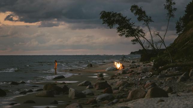 Bild: MDR/UFA Fiction/Lukas Salna Kruso (Albrecht Schuch) alleine am Strand